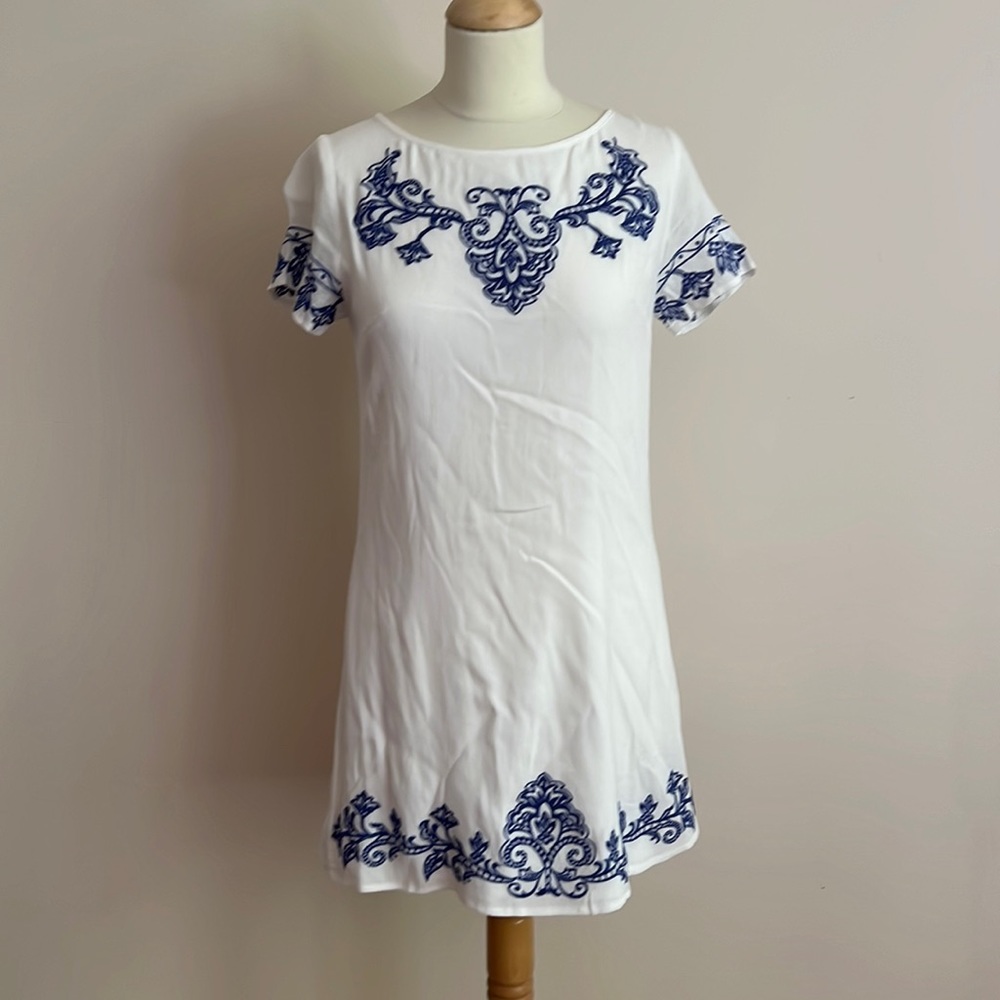 worn once. Pretty Lulus white dress with blue details.  Exposed back zipper.
